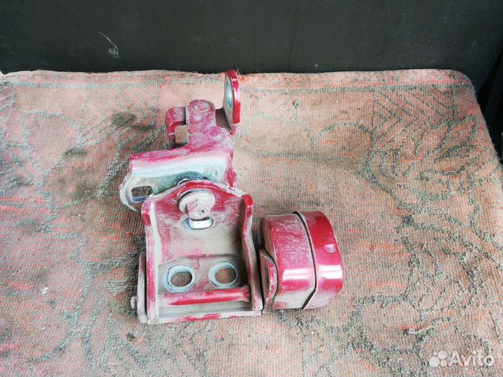 Петля двери Рено Меган 2