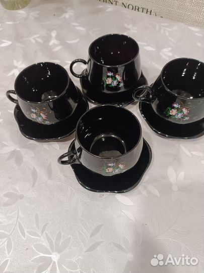 Кофейные чашки с блюдцами