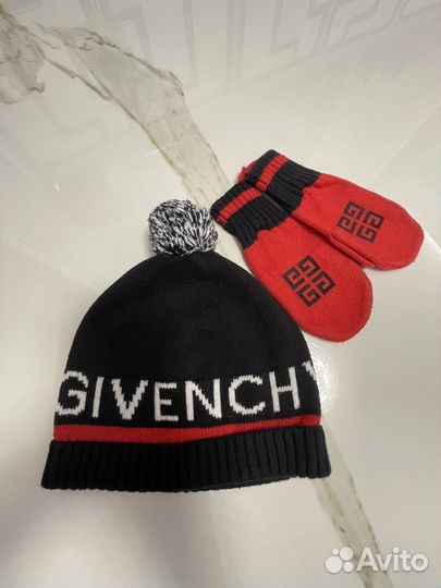 Шапка и варежки Givenchy