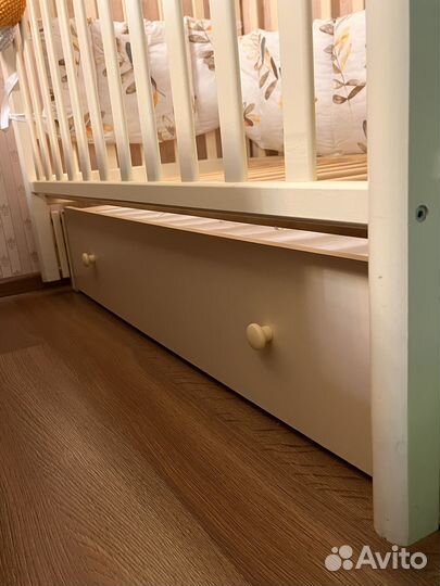 Детская кроватка с маятником