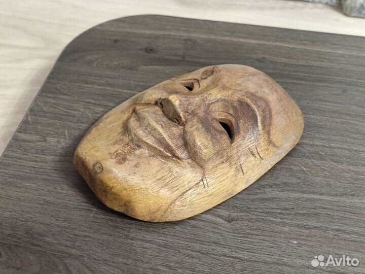 Маска из дерева