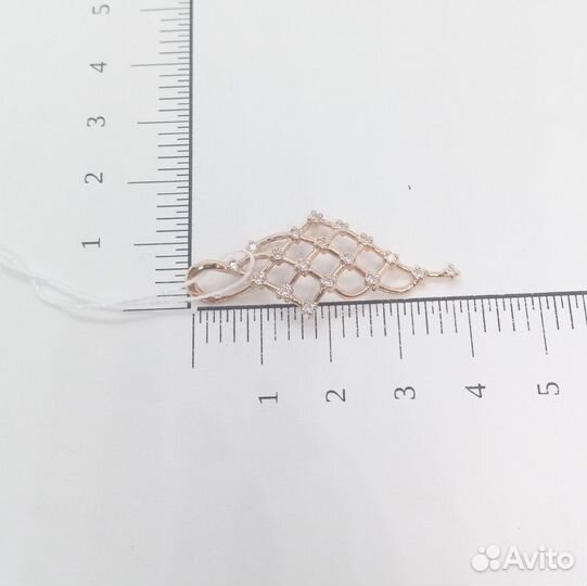 Золотая подвеска с камнем