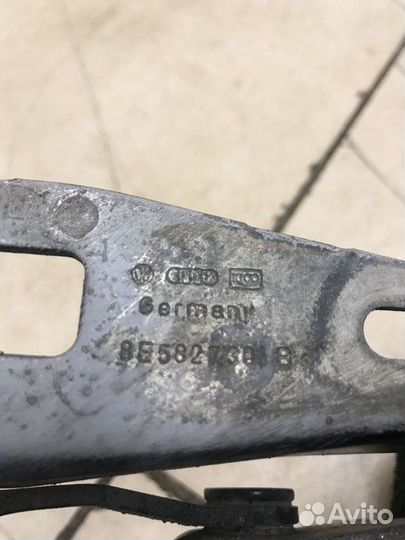 Петля двери/крышки багажника правая Audi A4