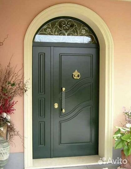 Парадная арочная дверь в загородный дом