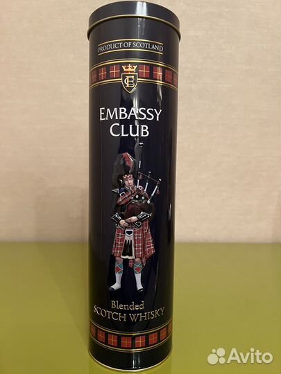 Коробка и пустая бутылка от коньяка Hennessy