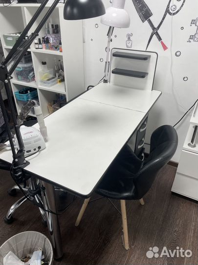 Маникюрный стол