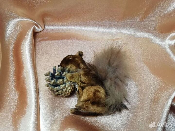 Игрушка СССР плюшевая Белка с орехом 1950г