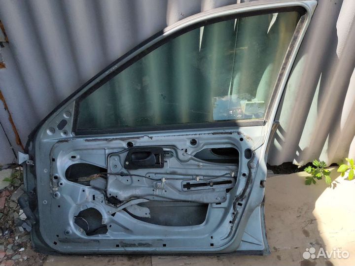 Дверь передния правая на Renault Laguna 1