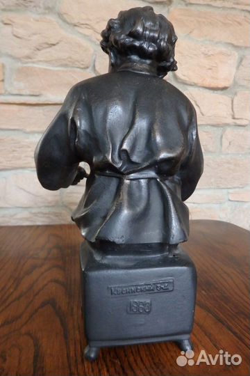 Статуэтка. Володя Ульянов с книгой