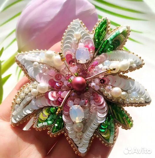 Брошь ручной работы Лилия