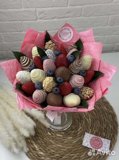 Съедобные букеты из клубники в шоколаде