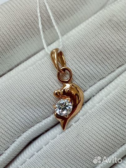 Золотая подвеска с камнем