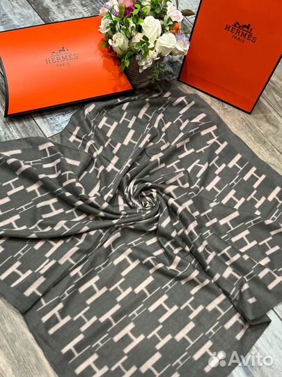 Шерстяной теплый платок Hermes серый с розовым