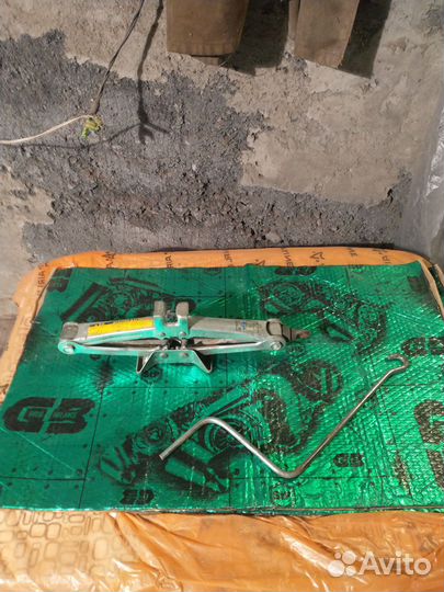 Домкрат автомобильный