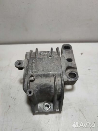 Подушка двигателя правая passat jetta caddy golf