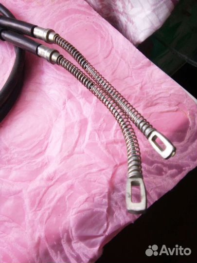 Трос ручного тормоза