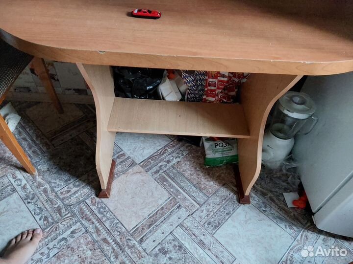 Стол кухонный