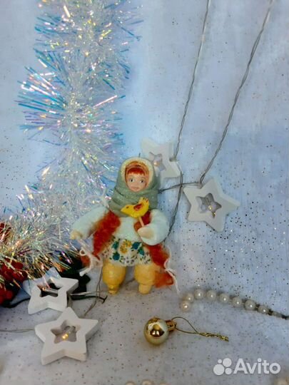Девочка с леденцом ватная игрушка на елку