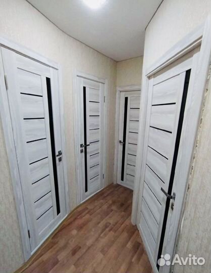 Белые межкомнатные двери с черным стеклом