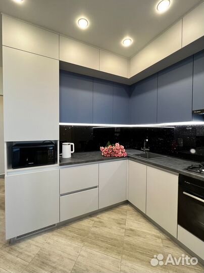 Угловая кухня под потолок на заказ в Челябинске