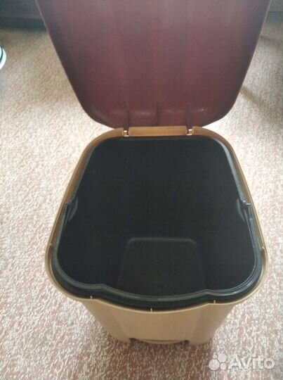 Мусорное ведро с педалью