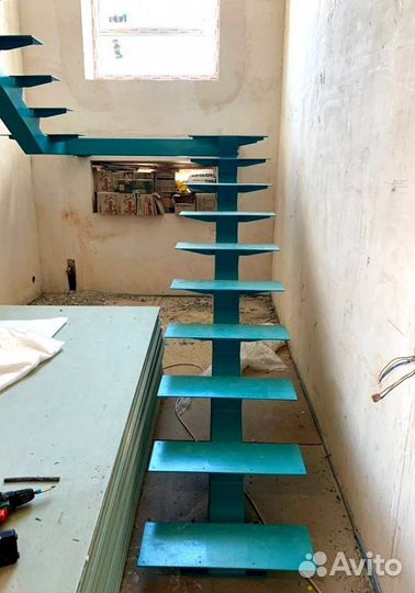 Облицовка лестничного металлокаркаса деревом