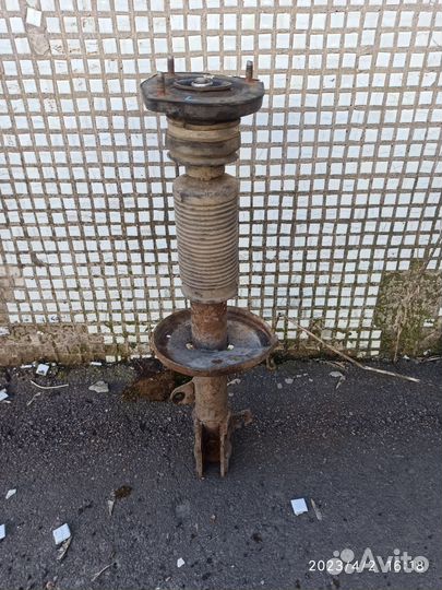 Амортизатор задний правый Toyota sprinter/corolla