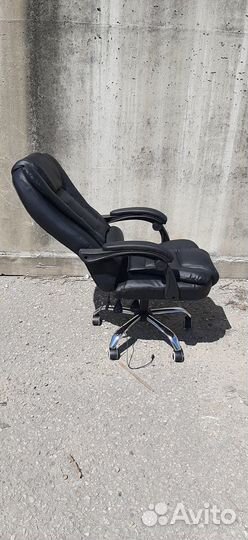 606 черное офисное кресло