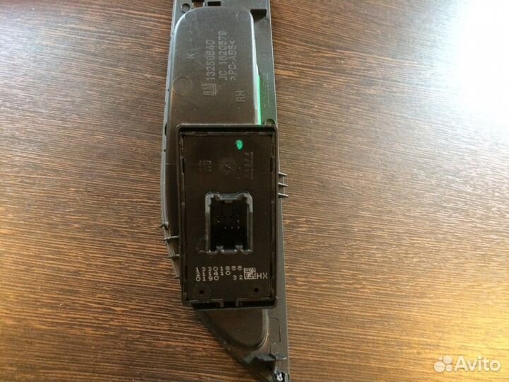 Кнопка стеклоподъемника Opel Astra J