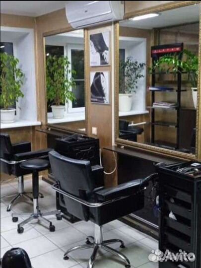 Зеркало настенное в золотой раме с подставкой