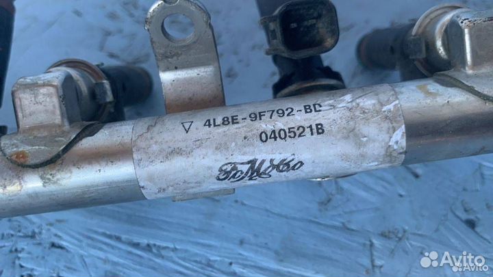 Рампа форсунки Ford Escape 4L8E-9F792-BC