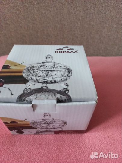 Ваза с крышкой на ножках, стекло