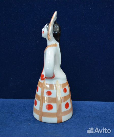 Фарфоровая статуэтка- девушка В кокошнике (1). ду