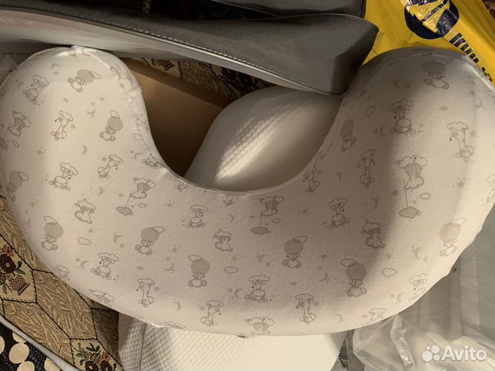 Анатомическая подушка для кормления