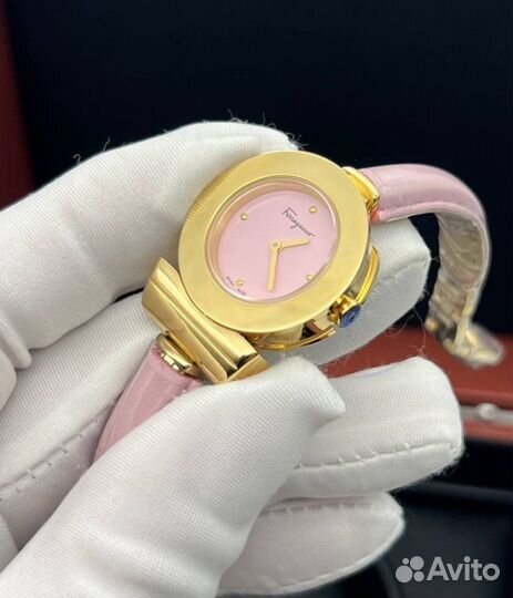 Женские кварцевые часы Salvatore Ferragamo