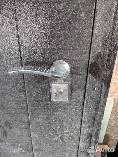 Дверь входная металлическая от застройщика