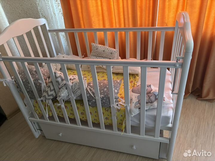 Детская кроватка с маятником (матрас)