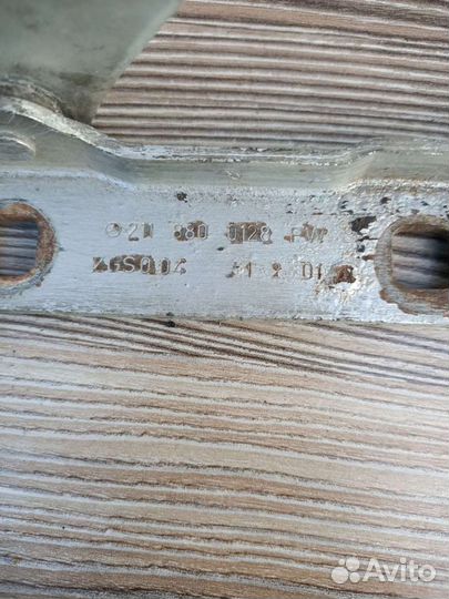 Петля капота левая Mercedes W211 E211