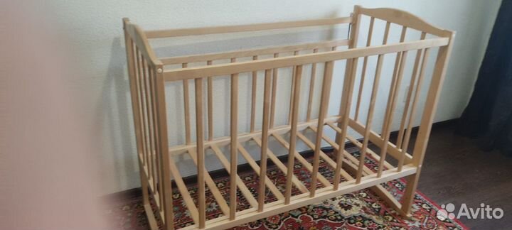 Детская кроватка с маятником