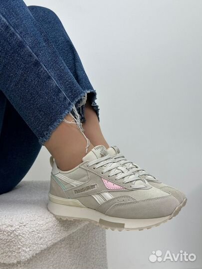 Кроссовки женские