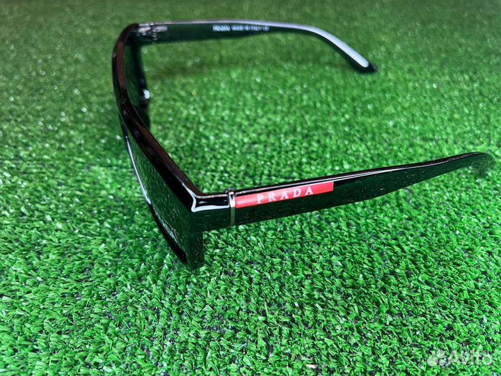 Солнцезащитные очки Prada