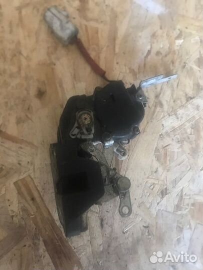 Замок двери задний правый Toyota Camry SV32 3SFE