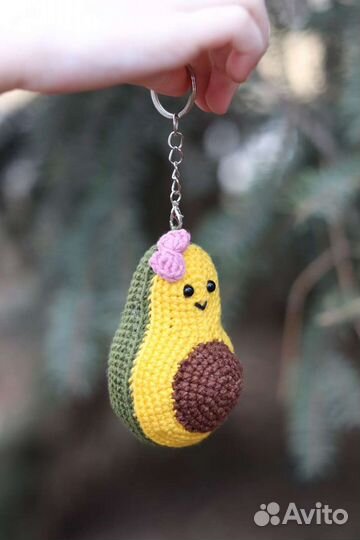 Авокадо, вязаный брелок