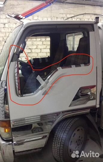 Молдинг стекла правый Isuzu Elf NKR66 2001
