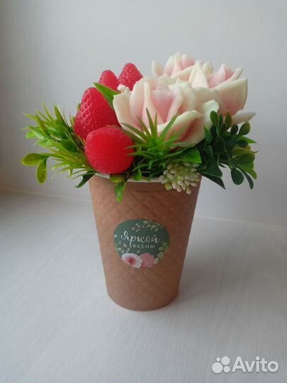 Букет из мыла розы с клубникой