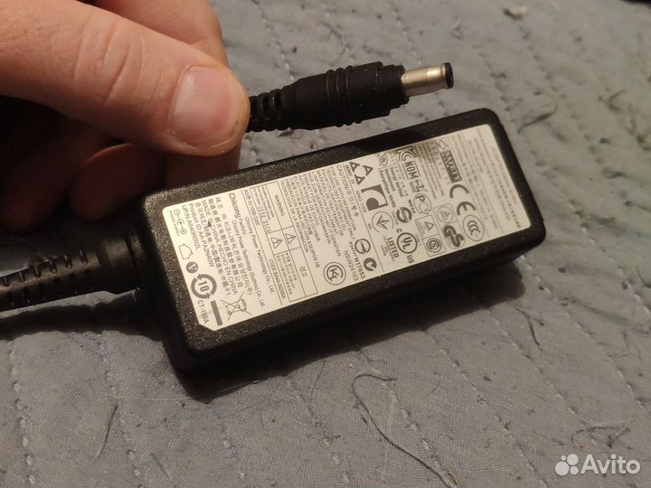 Зарядные устройства для ноутбуков разные