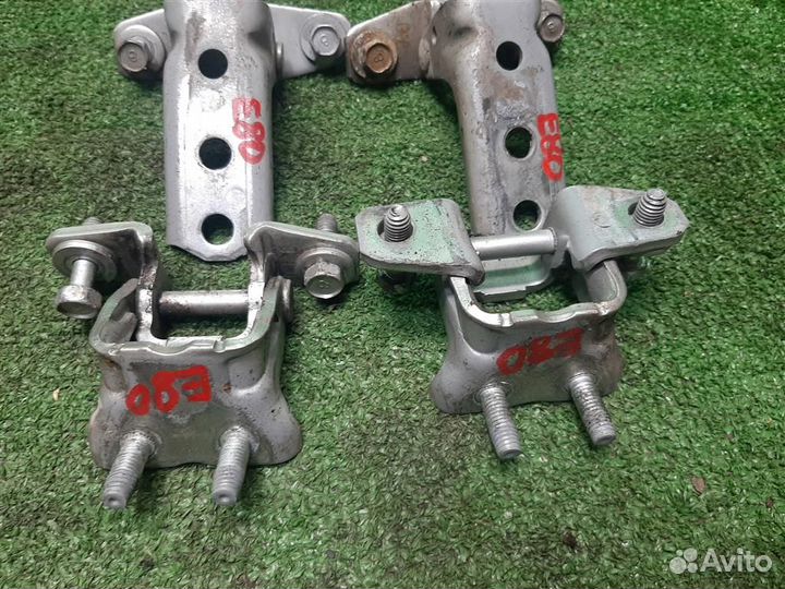 Петли дверей комплект Mitsubishi Grandis 2008