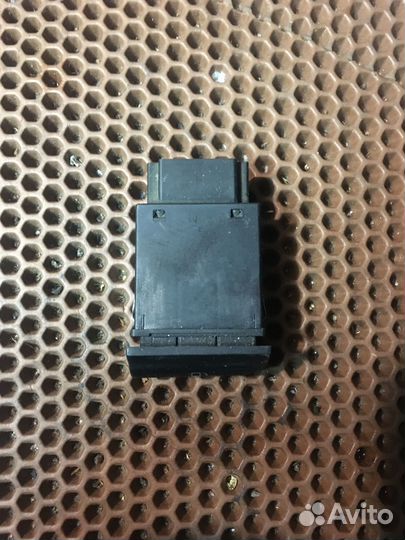 Кнопка лючка бензобака Skoda Octavia (A4 1U)