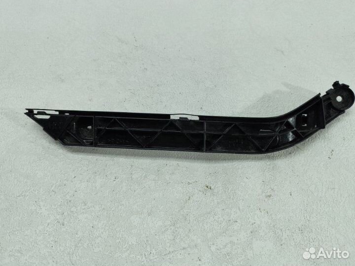 Крепление бампера переднее правое Toyota Corolla