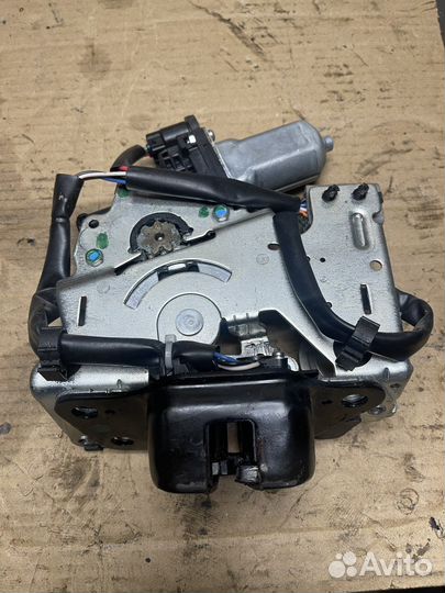 Замок крышки багажника крайслер пацифика 2017+